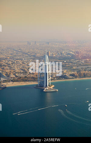 Luftaufnahme der Stadt mit der Al Arab aus dem Hubschrauber, Dubai, Vereinigte Arabische Emirate gesehen Stockfoto