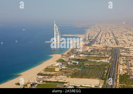 Luftaufnahme der Stadt mit der Al Arab aus dem Hubschrauber, Dubai, Vereinigte Arabische Emirate gesehen Stockfoto