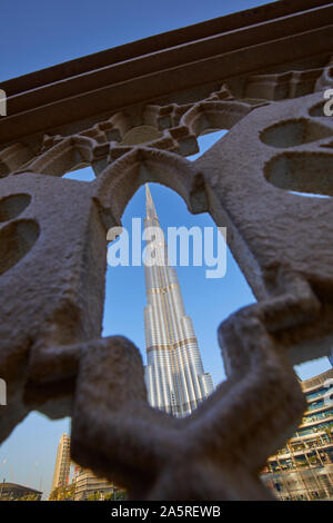 Burj Khalifa mit dem Zaun, Dubai, Vereinigte Arabische Emirate gerahmt Stockfoto