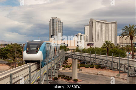 Ansicht der Monorail Zug nähert sich Westgate Hotel Station aus dem Norden Stockfoto