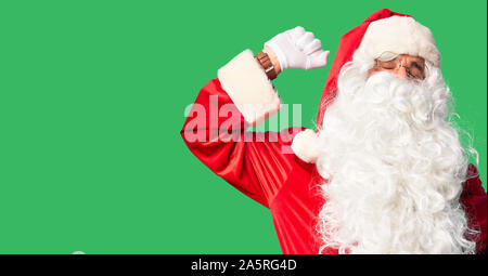 Mittleres Alter stattlicher Mann mit Santa Claus Kostüm und Bart ständigen zurück reicht, müde und entspannt, schläfrig und Gähnen für am frühen Morgen Stockfoto