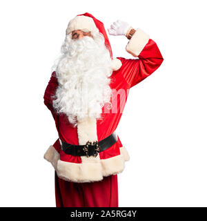 Mittleres Alter stattlicher Mann mit Santa Claus Kostüm und Bart ständigen zurück reicht, müde und entspannt, schläfrig und Gähnen für am frühen Morgen Stockfoto