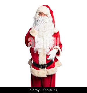 Mittleres Alter stattlicher Mann mit Santa Claus Kostüm und Bart stand gelangweilt Gähnen müde über den Mund mit der Hand. Rastlos und Schläfrigkeit. Stockfoto