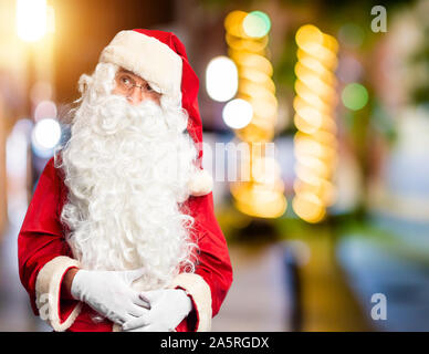 Mittleres Alter stattlicher Mann mit Santa Claus Kostüm und Bart stehen, schläfrig und müde, der Ermüdung und der Kater erschöpft, faul Augen im Stockfoto