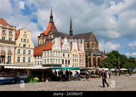 ROSTOCK, Deutschland - 28. MAI 2011: Der Markt "Rostock Neuer Markt". St. Mary's Church im Hintergrund Stockfoto