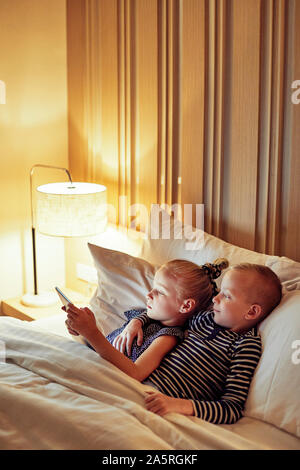 Kleine Schwester Wird Im Bett Gepoppt Kleine Schwester Wird Im Bett Gepoppt