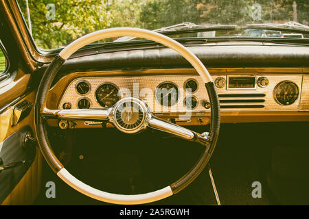 1961 Studebaker Hawk Armaturenbrett und Lenkrad Retro Look. Stockfoto