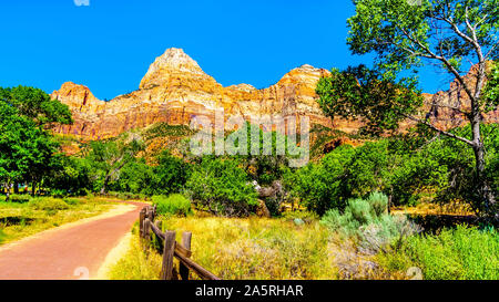 Die Rot-, Rosa- und Cremefarbenen Sandstein von Bridge Mountain aus der Pa'rus Weg entlang des Virgin River im Zion National Park, UT, USA gesehen Stockfoto