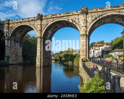 Eisenbahnviadukt über den Fluss Nidd von der Wasserseite auf Knaresborough North Yorkshire England Stockfoto