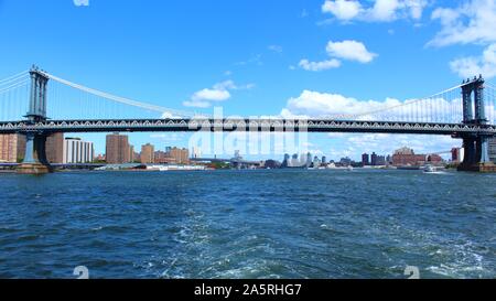 Die Manhattan Bridge in New York City, die den East River überquert und verbindet die Stadtteile Manhattan und Brooklyn. Stockfoto