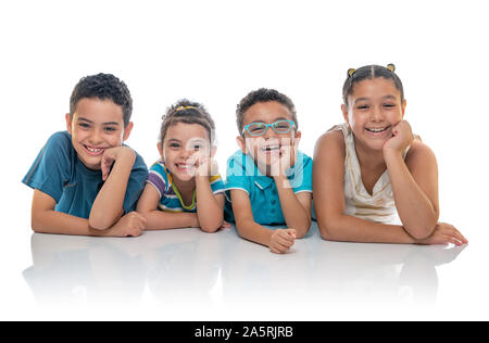 Eine Gruppe von Glückliche Kinder am Boden posieren für Fotos Stockfoto