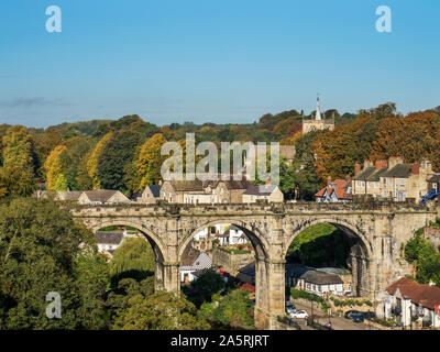 Eisenbahnviadukt über den Fluss Nidd aus dem Schlosspark in Knaresborough North Yorkshire England Stockfoto