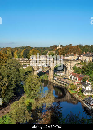 Eisenbahnviadukt über den Fluss Nidd aus dem Schlosspark in Knaresborough North Yorkshire England Stockfoto