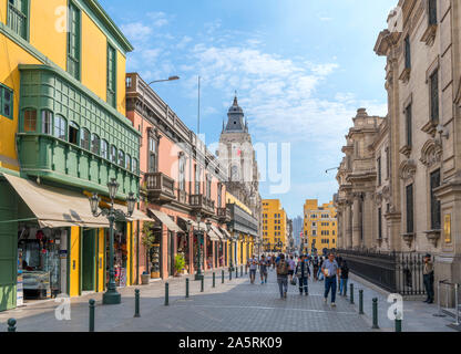 Jirón Carabaya mit Blick auf die Plaza de Armas mit der Presidential Palace auf der rechten Seite, Centro Historico (historisches Zentrum), Lima, Peru Stockfoto