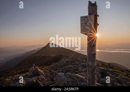 Sonnenuntergang über den Appalachian Trail auf dem Gipfel von Bigelow Berg, Maine Stockfoto