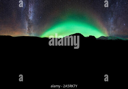 Milchstraße und Aurora Borealis, Hoffellsjokull Gletscher, hornafjördur Fjord, Island Stockfoto