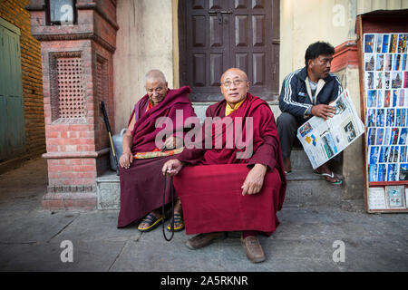Mönche in der Nähe von Swayambhunath, aka der Monkey Tempel, in Kathmandu. Stockfoto