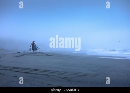 Wandern entlang der Brandung fischen gehen, Gold Bluffs Beach State Park Stockfoto