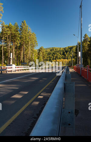 Brücke über einen Fluss Katun Stockfoto