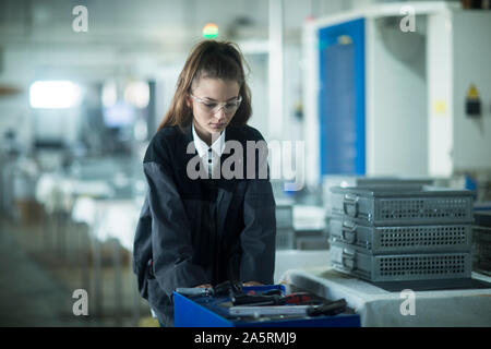 Industrielle Anlage mit einem Ingenieur Weiblich Stockfoto