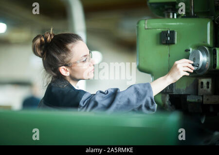 Industrielle Anlage mit einem Ingenieur weiblichen arbeiten Stockfoto