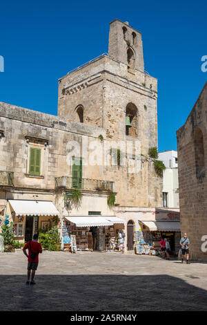 Souvenir Geschäfte auf der Via Basilika mit Glockenturm der Kathedrale von Otranto im Hintergrund - Otranto, Apulien (Puglia) im südlichen Italien Stockfoto