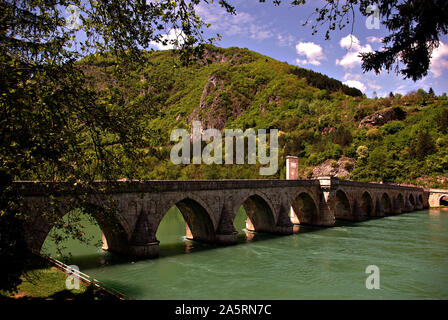 Die Brücke über die Drina ist ein historischer Roman von der jugoslawischen Schriftsteller Ivo Andrić. Es dreht sich um die mehmed Paša Sokolović Brücke in Višegrad, Stockfoto