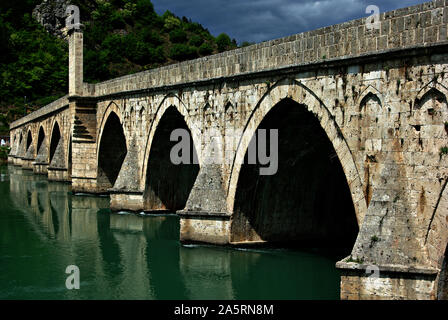 Die Brücke über die Drina ist ein historischer Roman von der jugoslawischen Schriftsteller Ivo Andrić. Es dreht sich um die mehmed Paša Sokolović Brücke in Višegrad, Stockfoto