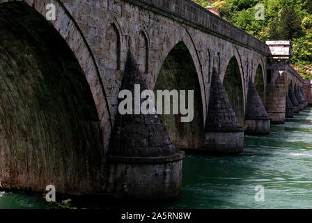 Die Brücke über die Drina ist ein historischer Roman von der jugoslawischen Schriftsteller Ivo Andrić. Es dreht sich um die mehmed Paša Sokolović Brücke in Višegrad, Stockfoto