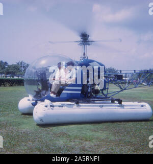 Jahrgang 1972 Foto, Touristen in Florida auf einer Bell 47 Hubschrauber mit Pontons. Quelle: ORIGINAL TRANSPARENZ Stockfoto