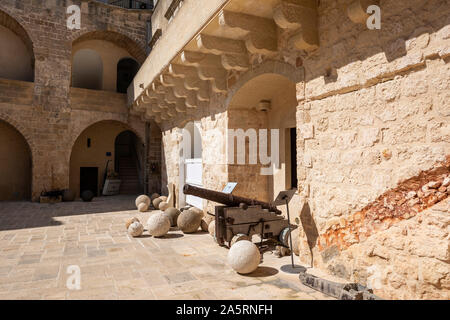 Innenhof von Schloss Aragonese in der Altstadt von Otranto, Apulien (Puglia) im südlichen Italien Stockfoto