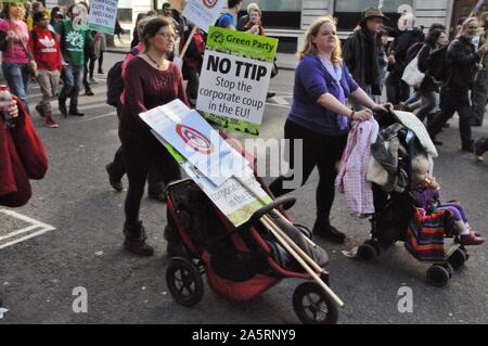 Frauen schieben Kinderwagen in London, Protest gegen TTIP nach Großbritannien kommen Stockfoto