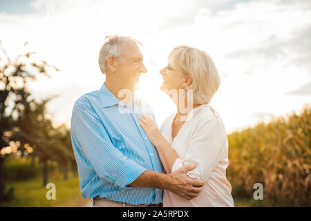 Senior Paar umarmen einander im Freien Stockfoto
