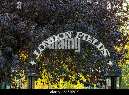 Gewölbte entrane Tor nach London Felder City Park, London, England, Großbritannien Stockfoto