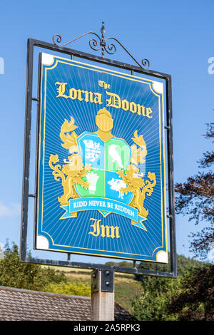 Exmoor National Park - Die ridd Wappen auf dem Schild für die Lorna Doone Gasthaus im Dorf Malmsmead, Devon, UK angezeigt Stockfoto