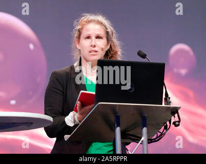 Caroline Criado Perez, Schriftstellerin und feministische Aktivistin, einen Vortrag mit dem Titel "Unsichtbare Frauen", auf der großen Bühne im New Scientist Live 2019 Stockfoto