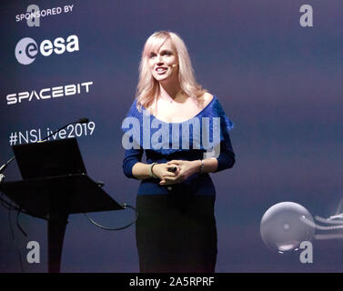 Melissa Uchida, Dozent und Leiter des Neutrino-Gruppe an der Universität von Cambridge, die erklärt, warum Neutrinos winzige Partikel, sondern haben einen großen Einfluß auf den Kosmos der Bühne, zu New Scientist Live 2019 Stockfoto