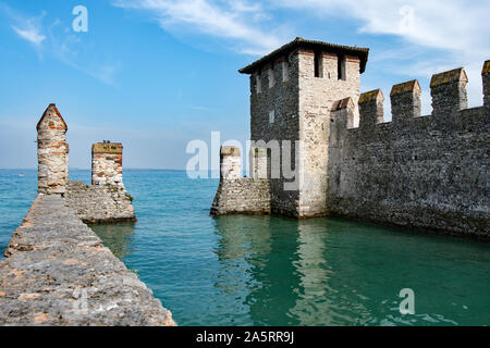 Schloss Scaligero ist eine Festung im historischen Zentrum von Sirmione entfernt Stockfoto