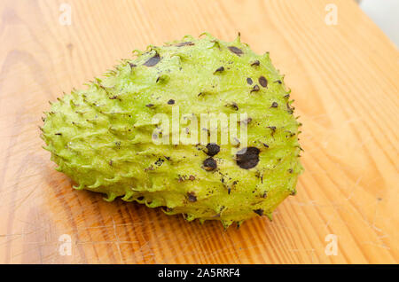 Saftige Reife Soursop an Bord Stockfoto