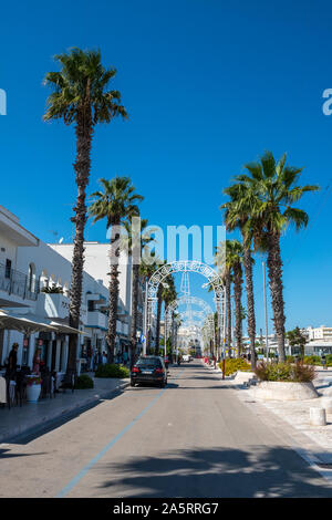 Apartments und Hotels entlang von Bäumen gesäumten Boulevard Lungomare Terra d'Otranto im modernen Teil von Otranto, Apulien (Puglia) im südlichen Italien Stockfoto