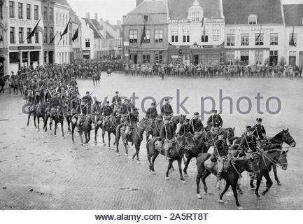 1. Weltkrieg Belgische Kavallerie auf dem Marktplatz, Furnes(Veurne) Westflandern Belgien, Vintage-Foto von 1914 Stockfoto