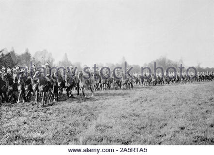 WW 1 Französische Kürassiere im März, vintage Foto von 1914 Stockfoto