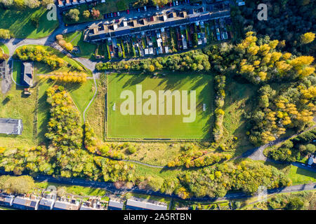 Luftaufnahme von einem Fußball Fußballplatz in einer ländlichen Stadt in Wales Stockfoto