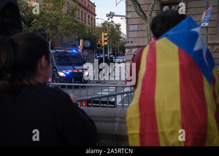 Barcelona, Spanien. Okt, 2019 19. Katalanische Unabhängigkeit Demonstranten versammeln sich vor dem Oberlandesgericht. Stockfoto