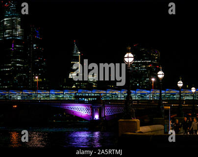 Blackfriars Bridge bei Nacht von South Bank, London, England, UK gesehen Stockfoto