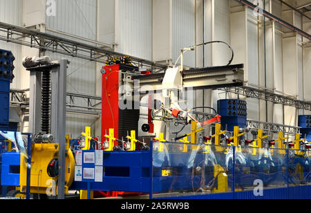 Roboterschweißen komplex in der Werkstatt Herstellung einer Industrieanlage. Komplexe Produktion, industrielle Roboter in die automatisierte Abfüll Fabrik. Stockfoto