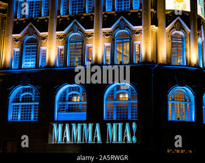 Novello Theater abends beleuchtet mit Mamma Mia musical Neonlichtern, Aldwych, London, England, Großbritannien Stockfoto