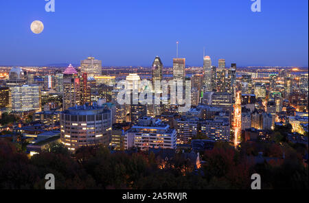 Bunte Montreal Skyline bei Nacht einschließlich einer schönen Vollmond am Himmel, Kanada Stockfoto