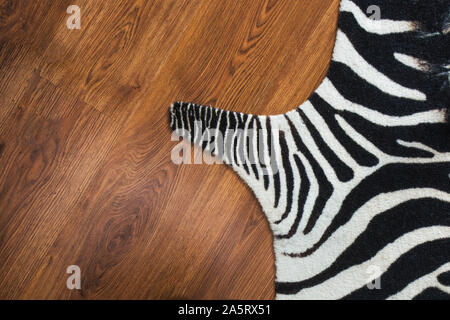 Zebraprint Wolldecke auf Laubholz Eiche Parkettboden Hintergrund Textur Streifen Stockfoto