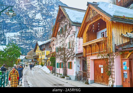 HALLSTATT, Österreich - 21. FEBRUAR 2019: die Lakeside Nachbarschaft mit alten Holzhäusern und viele Souvenirläden ist immer voller Touristen, Wandern Stockfoto